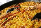 паэлья из морепродуктов и желтого риса
