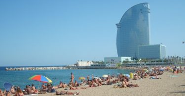 вид на пляж Барселоны и отель "W"