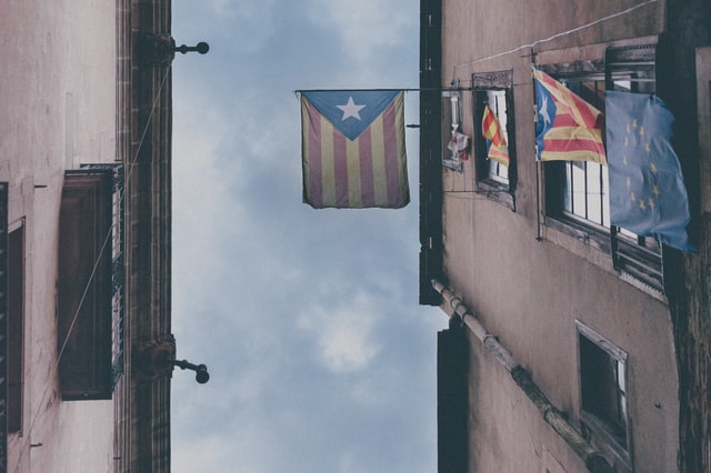 вид снизу на каталонский флаг