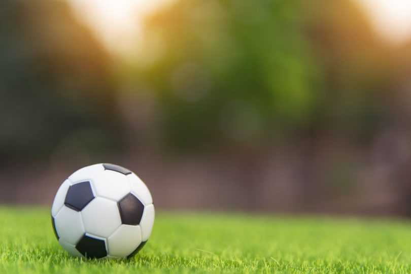 футбольный мяч на траве
