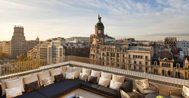 вид на Барселону с террасы отеля