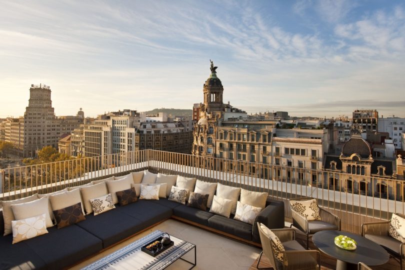 вид на Барселону с террасы отеля