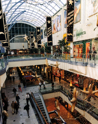 интерьер торгового центра со стеклянной крышей