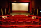 зал кинотеатра с красными сиденьями