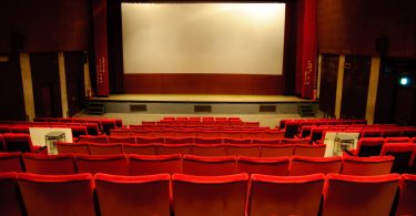 зал кинотеатра с красными сиденьями