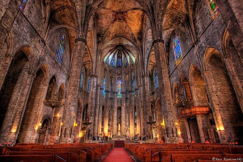 Кафедральный собор Барселоны изнутри