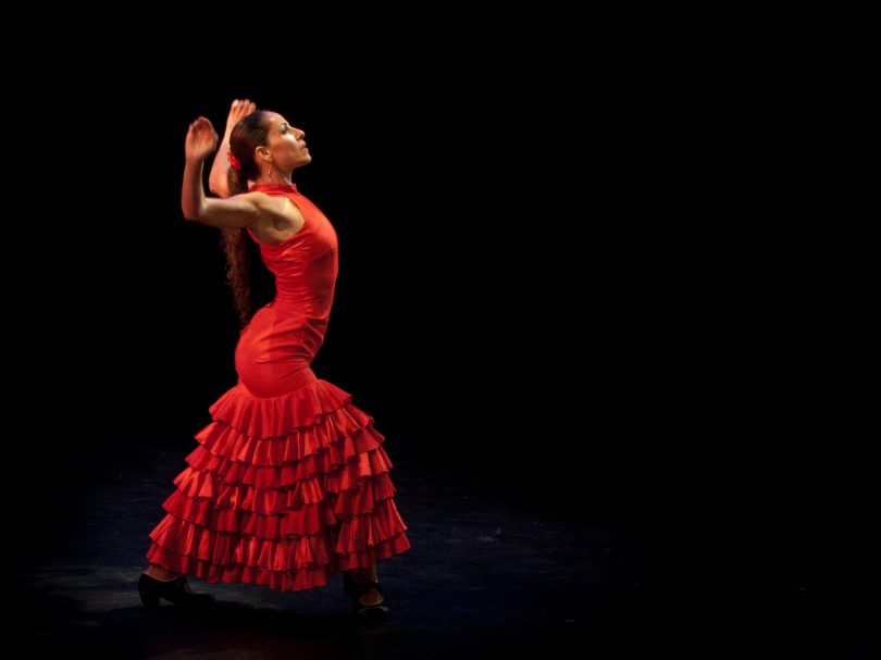 танцовщица фламенко в красном платье