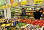 множество продуктов на прилавке