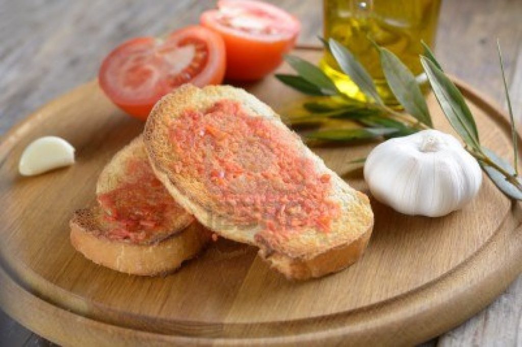 хлеб с тертым помидором, оливковое масло и чеснок