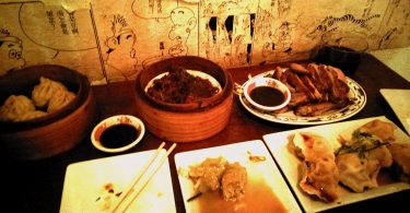 блюда азиатской кухни и палочки