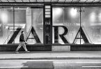 человек проходит через магазин одежды Zara