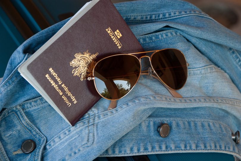 паспорт, солнцезащитные очки, джинсовая куртка