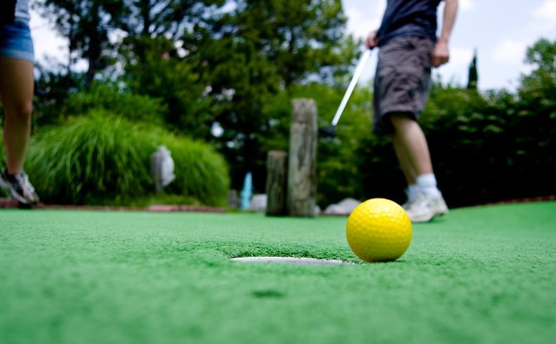 мячик для гольфа на траве