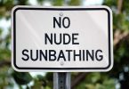 знак "запрещено купаться голым"