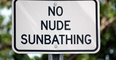 знак "запрещено купаться голым"