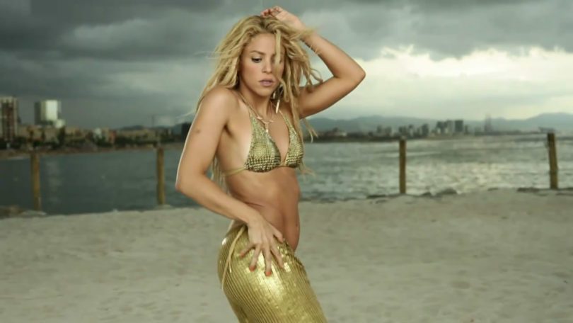 певица Шакира напротив моря