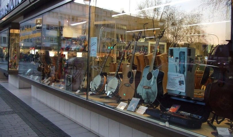 витрина магазина музыкальных инструментов