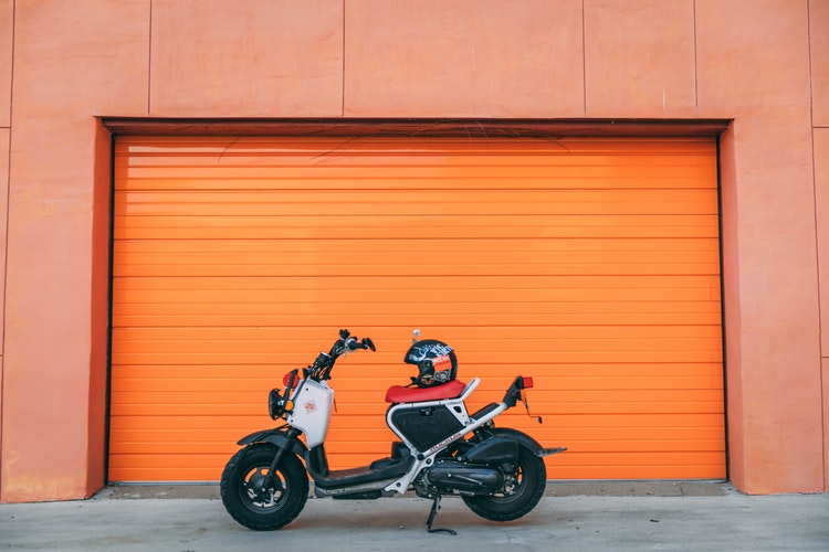 мотоцикл и шлем на фоне оранжевого цвета