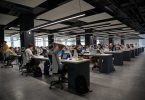 помещения со множеством столов и работниками