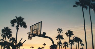 баскетбольное кольцо на закате