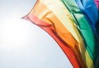 флаг общества ЛШБТ развивается на фоне неба