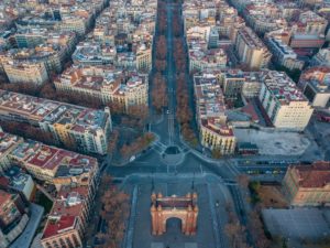 вид с высоты птичьего полета на Триумфальную арку в Барселоне