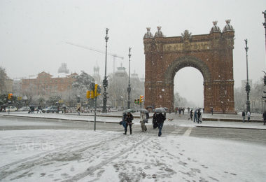 заснеженная триумфальная арка в Барселоне