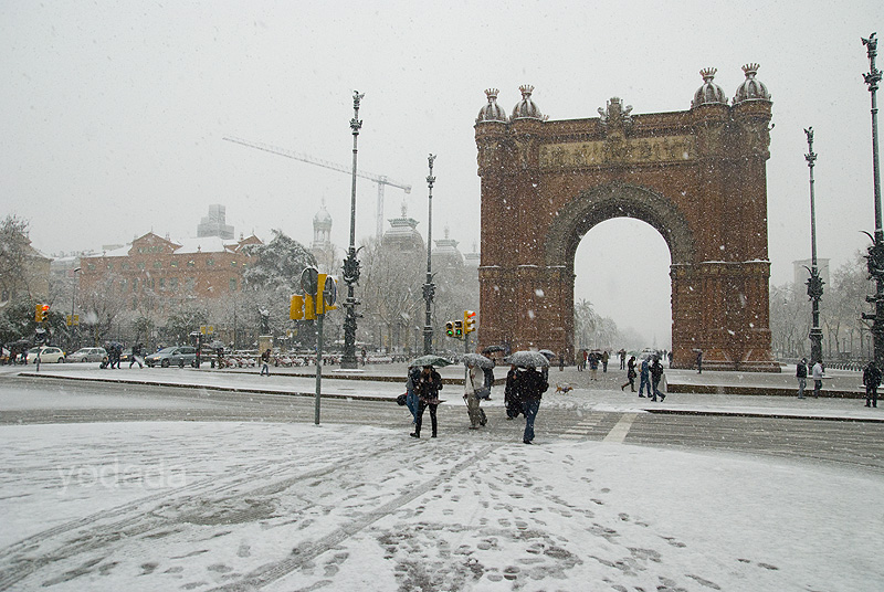 заснеженная триумфальная арка в Барселоне