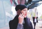 девушка в шапке разговаривает по телефону