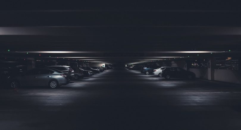 припаркованные машины в подземном паркинге