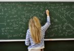девушка решает математические задачи на доске