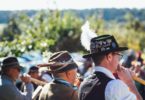 два мужчины в традициональных костюмах Германии
