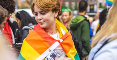рыжеволосая девушка в флаге ЛГБТ