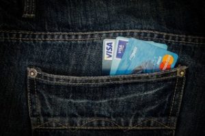 кредитный карточки в кармане джинс