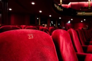 красное бархатное сиденье номер 23 в театре