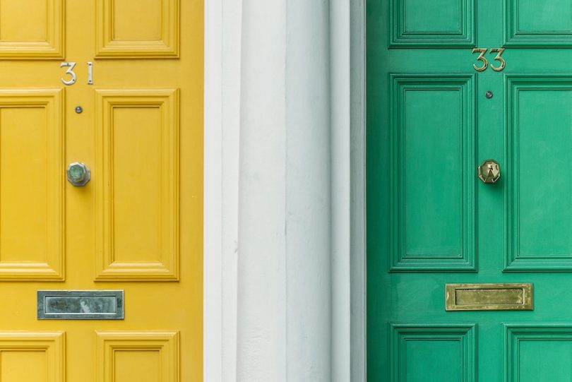 желтая и зеленые двери