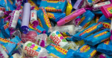конфеты в разноцветный фантиках
