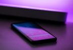 мобильный телефон в фиолетовых тонах