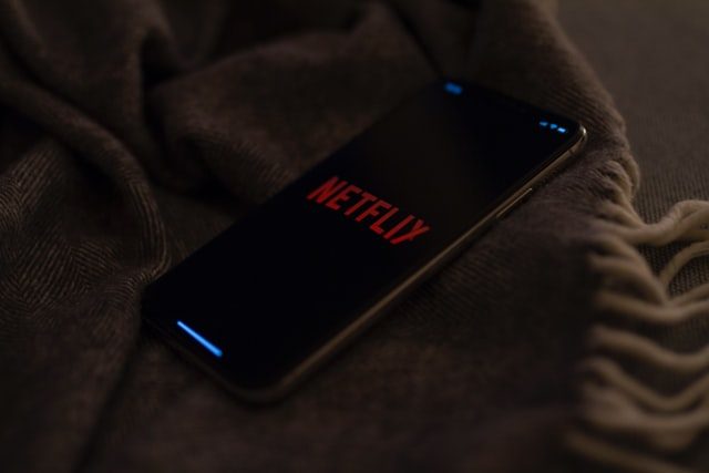 смартфон с логотипов Netflix 