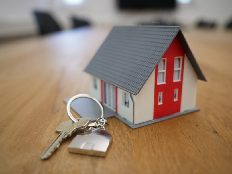 модель дома и ключи на столе