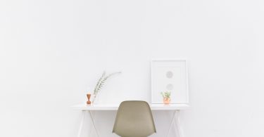 стул и белый стол на фоне стены