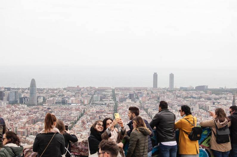 туристы в Барселоне